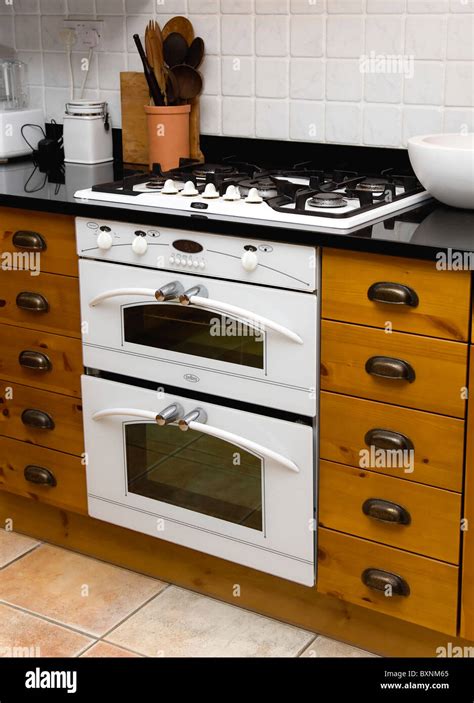 white gas hob and oven